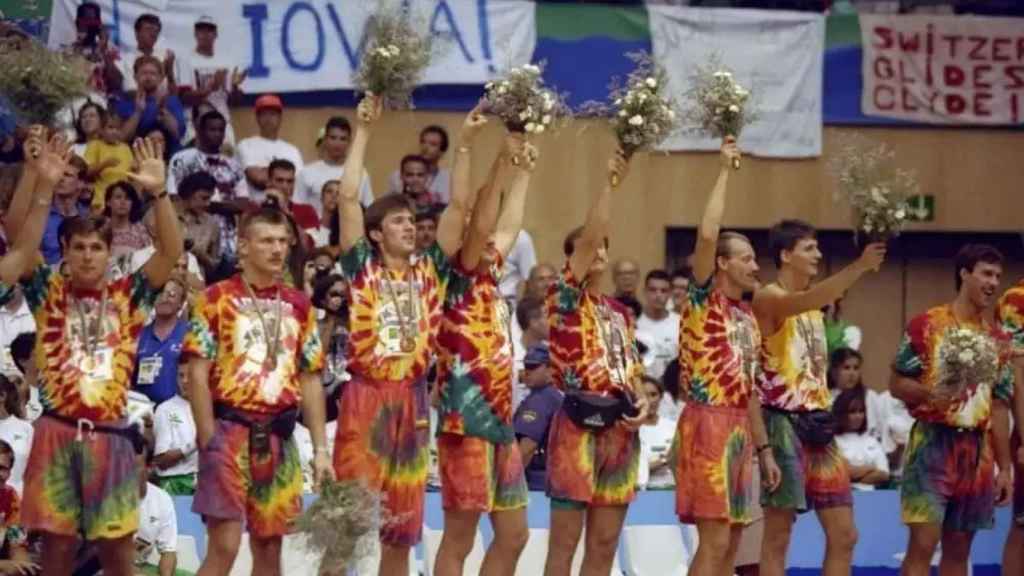 La selección de baloncesto de Lituania acude a recoger la medalla de bronce.