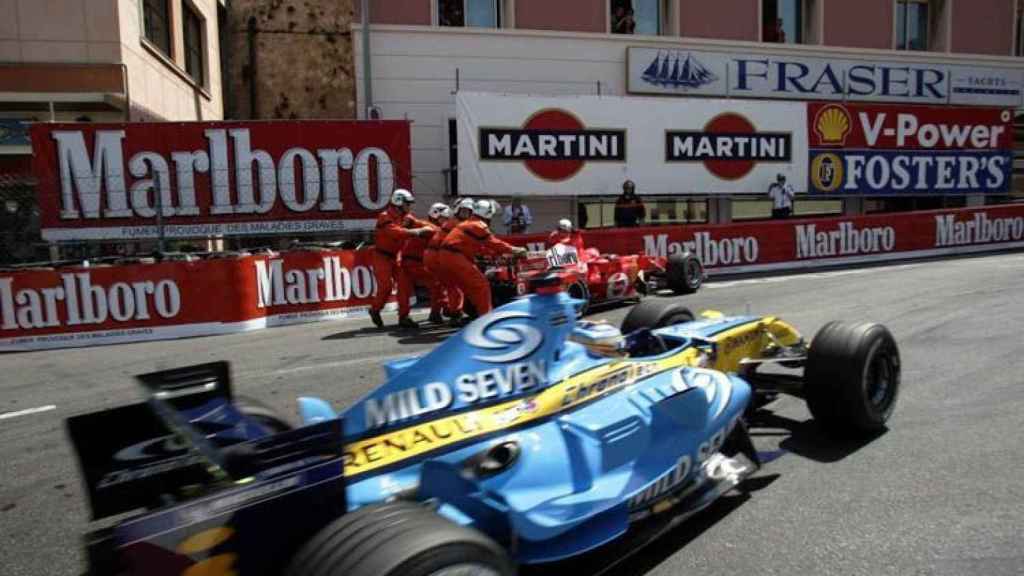 Fernando Alonso pasa junto al Ferrari de Michael Schumacher parado en La Rascasse