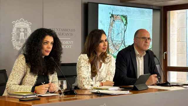 La concejala de ocupación, Cristina Cutanda, junto a Ana Poquet y Manuel Villar en la presentación de la ordenanza en marzo.