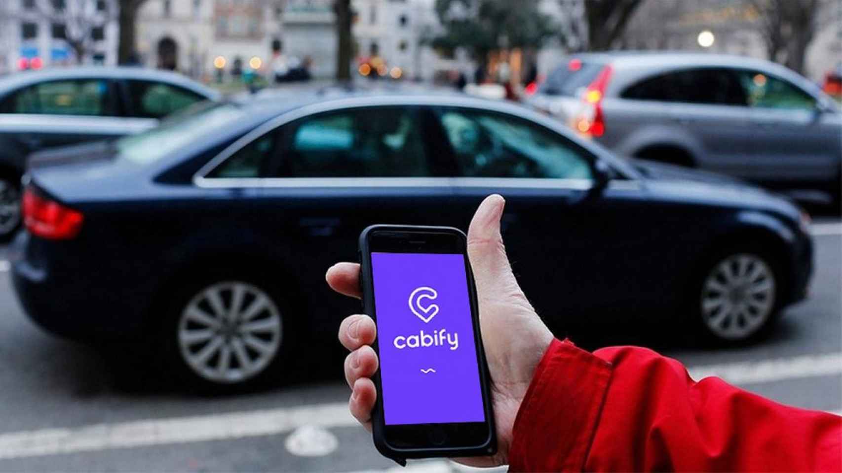 Una persona pidiendo un servicio de Cabify.