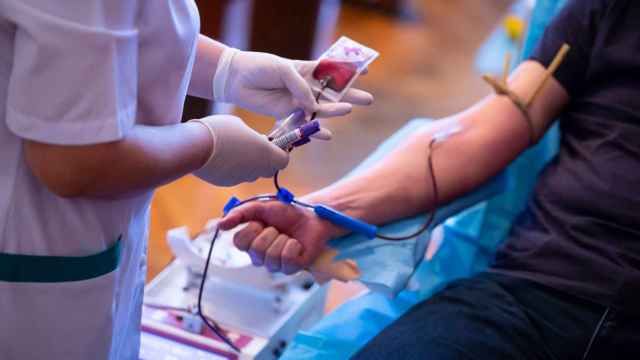 Una persona dona sangre, en una imagen de ShutterStock.