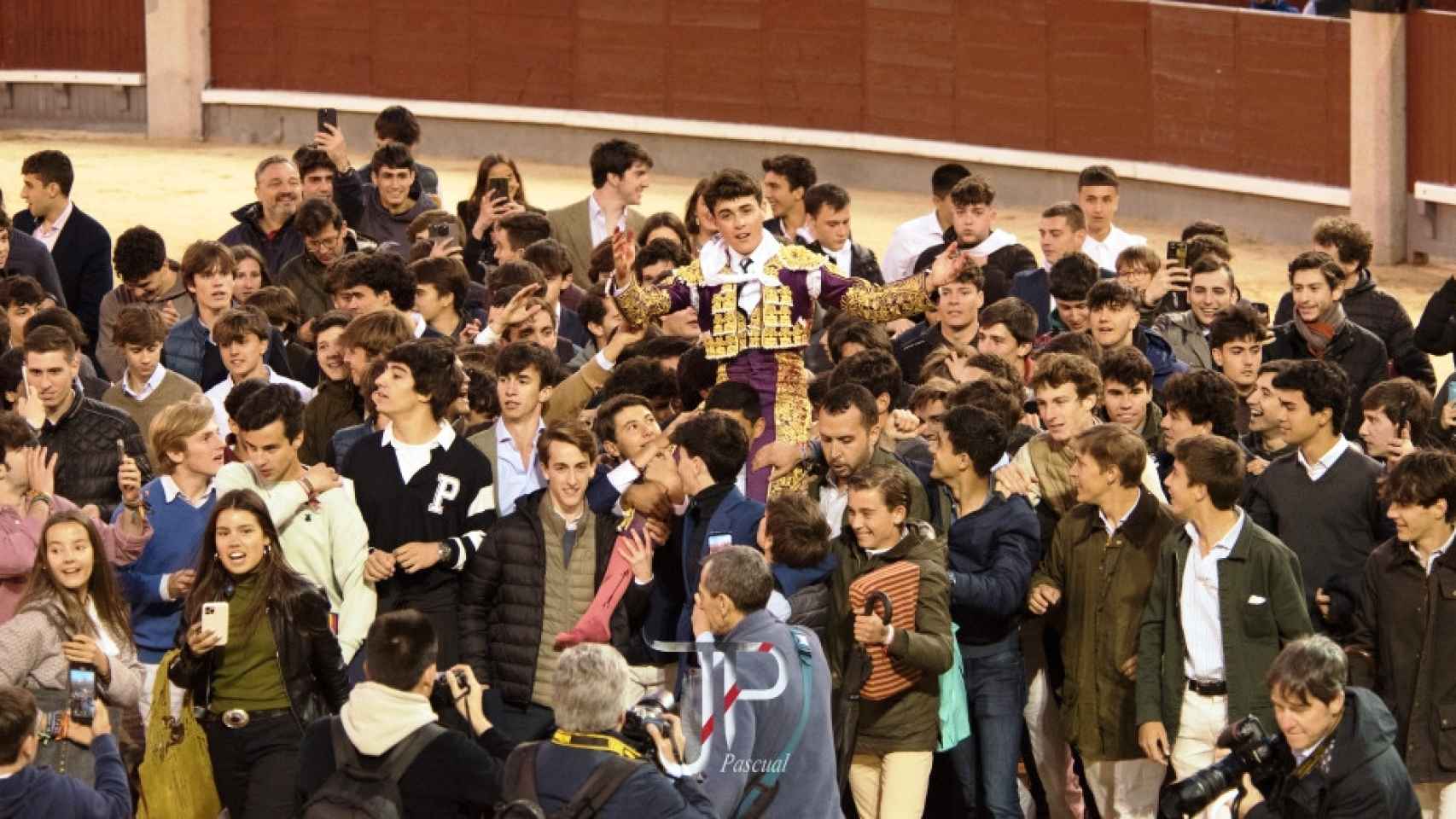 El burgalés Jarocho salió en volandas de Las Ventas por una multitud de jóvenes