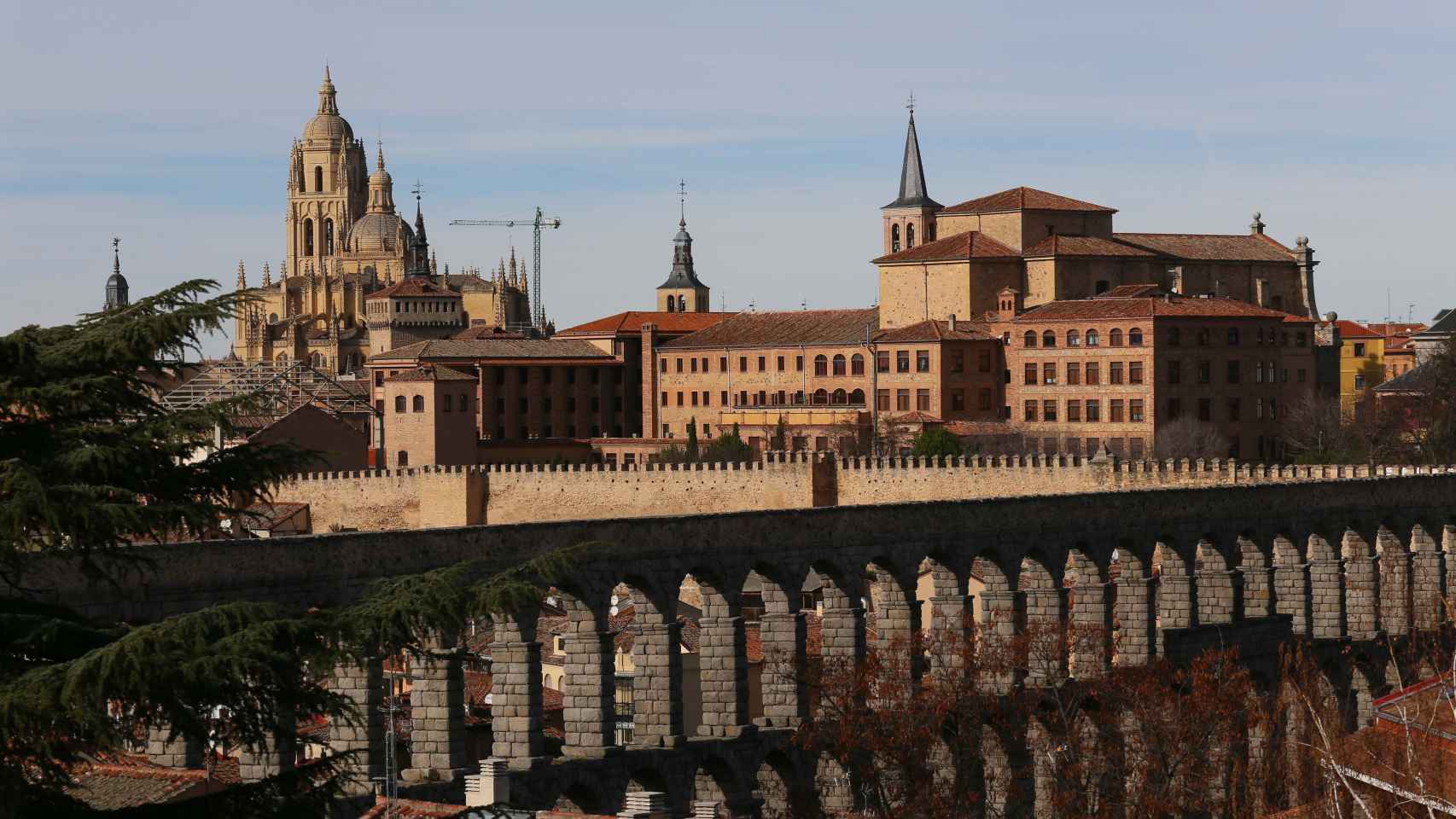 Vista de Segovia con el Acueducto y la catedral