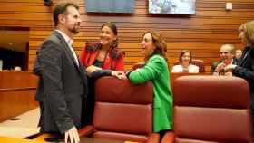 El portavoz de Grupo Socialista, Luis Tudanca, conversa con las procuradoras Ana Sánchez y Rosa Rubio durante la segunda sesión del Pleno de las Cortes de Castilla y León
