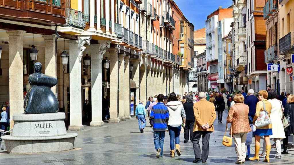 Unos ciudadanos pasean por una de las calles de Palencia