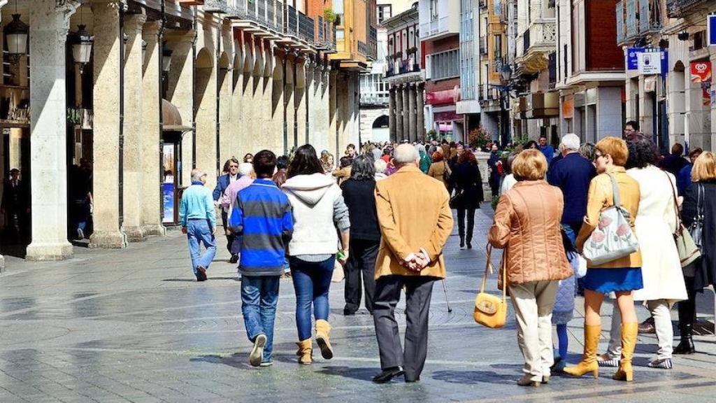 Unos ciudadanos pasean por una de las calles de Palencia