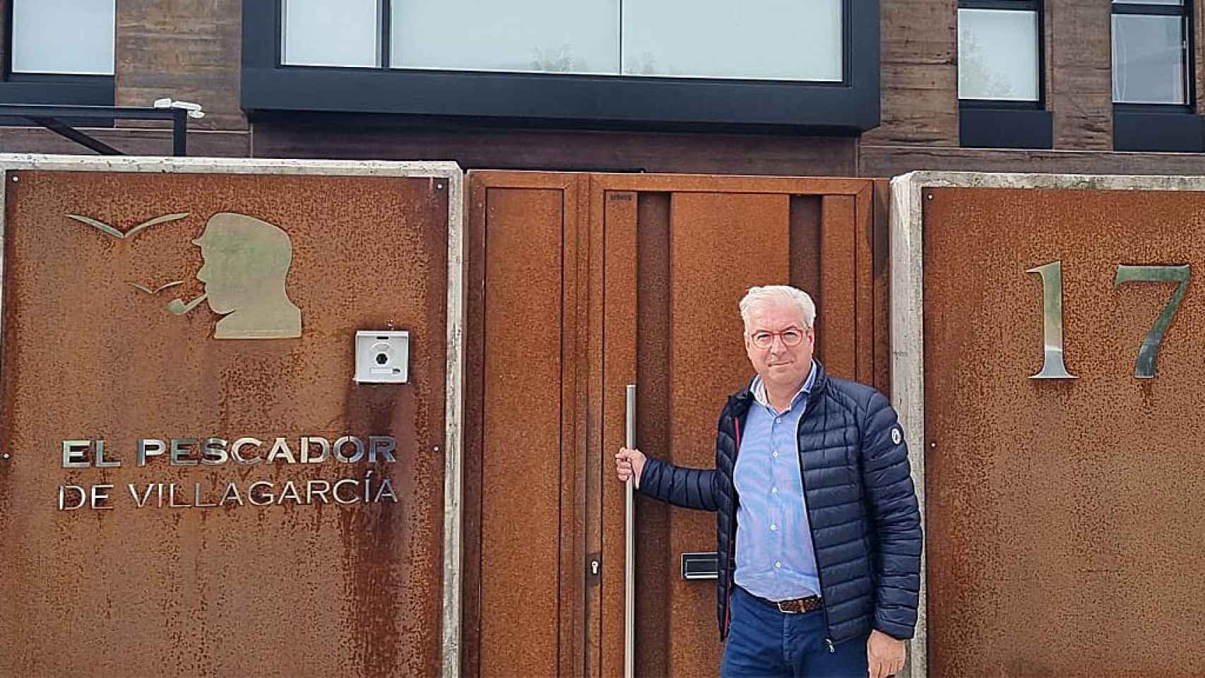 Óscar García a las puertas de El Pescador de Villagarcía