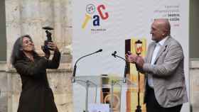 La artista Claire Ducreux recibe el Comediante de Honor 2024 de manos del alcalde de Valladolid, Jesús Julio Carnero, este miércoles, en el acto de inauguración del TAC.