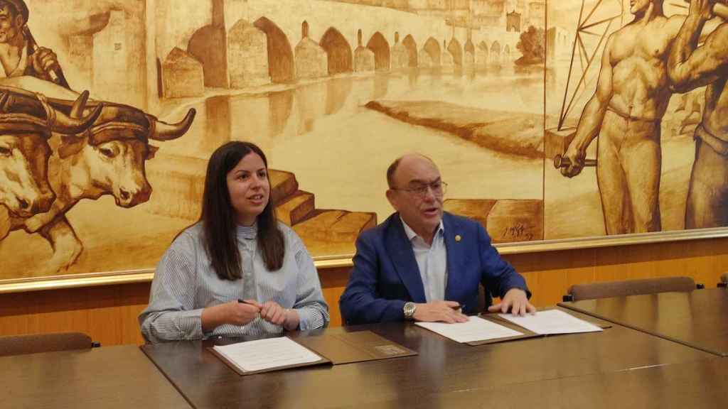 Sara Fregeneda y Enrique Oliveira en la firma del acuerdo de Fromago con la Cámara de Comercio de Zamora