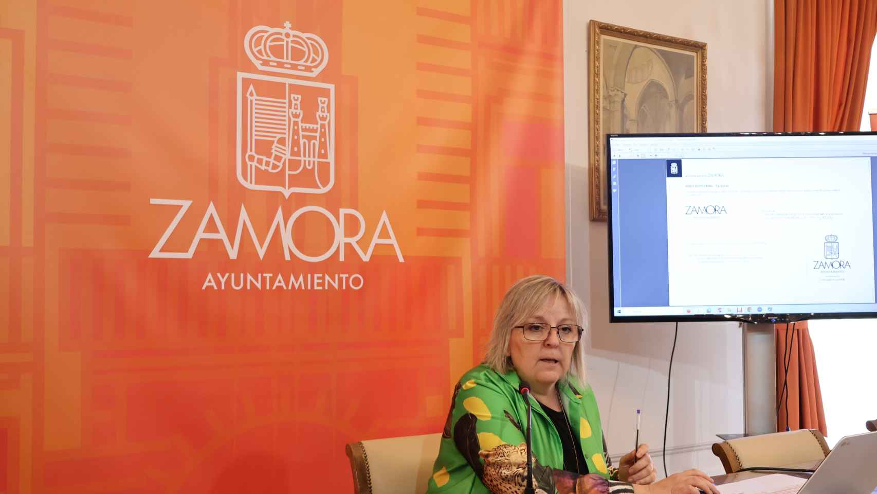 La concejal Ana Belén González muestra el nuevo logotipo del Ayuntamiento de Zamora