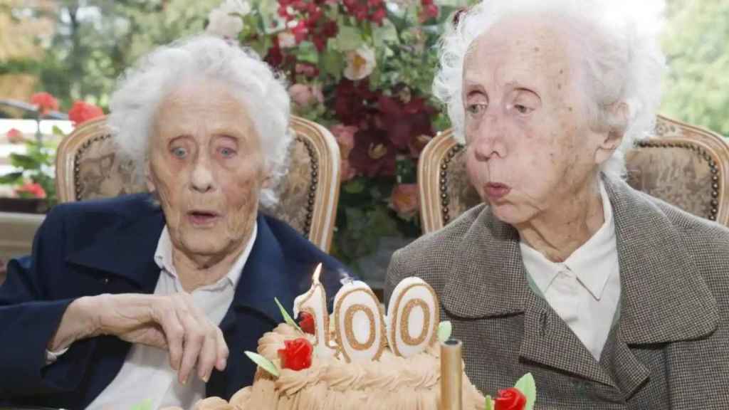 Dos hermanas centenarias celebran su cumpleaños soplando las velas / EFE