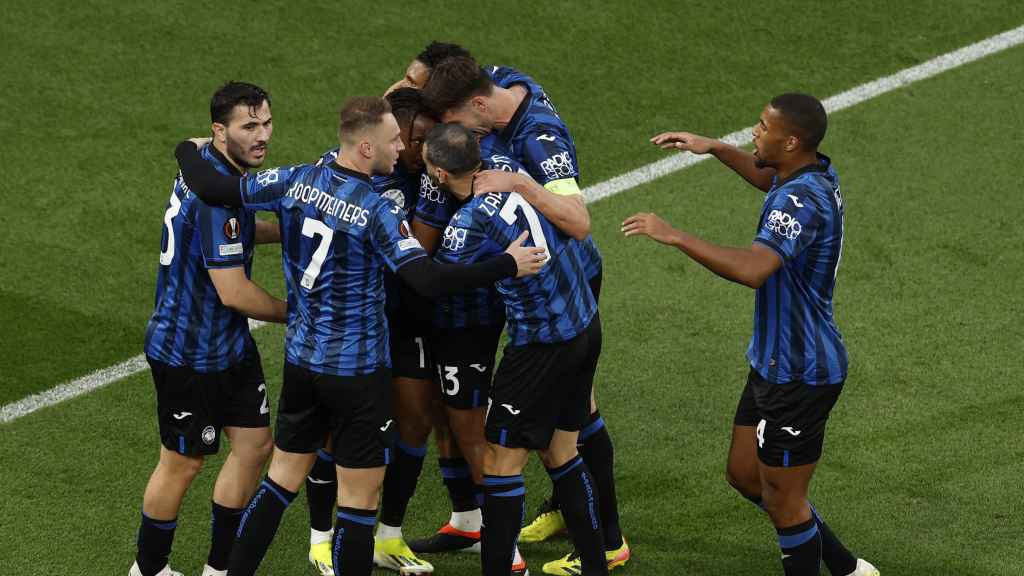 Los jugadores del Atalanta celebran el gol de Lookman.