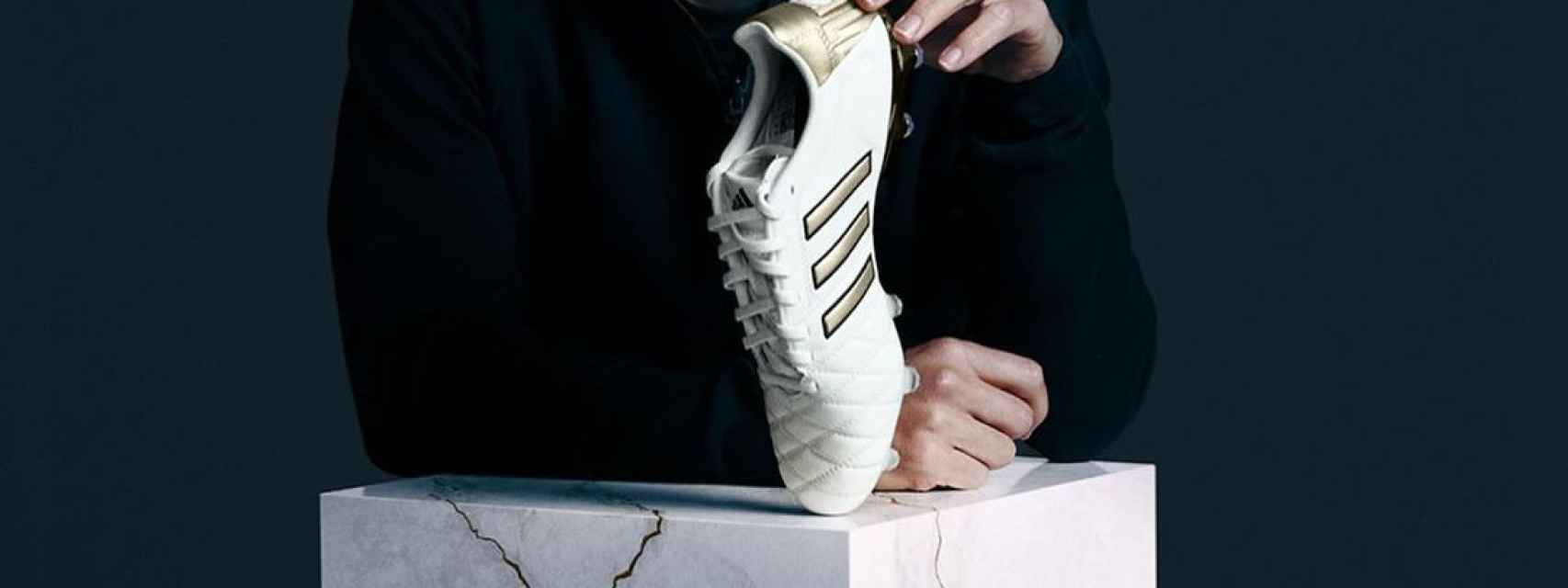 Toni Kroos con sus botas Adidas en honor a su retirada