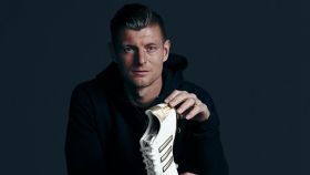 Toni Kroos con sus botas Adidas en honor a su retirada
