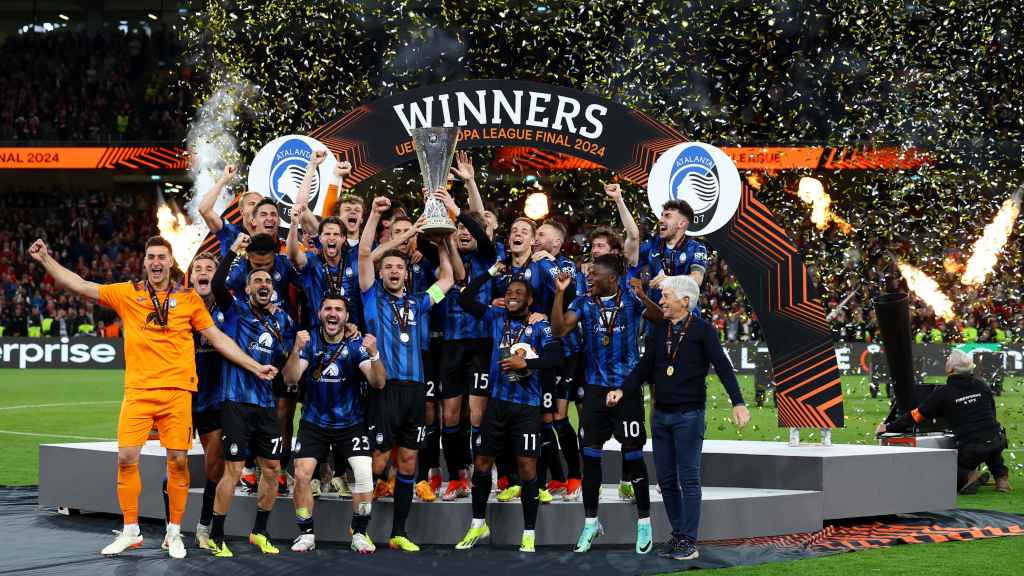 Los jugadores del Atalanta levanta el título de la Europa League.