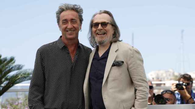Paolo Sorrentino y Gary Oldman en Cannes. Foto: EFE/EPA/SEBASTIEN NOGIER