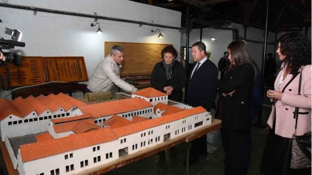 El alcalde de Riópar muestra una maqueta de las fábricas al presidente Emiliano García-Page