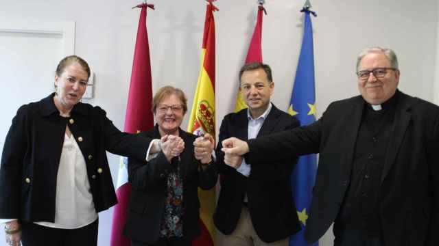 Firma del convenio entre el Ayuntamiento, el Obispado y Cáritas Diocesana.