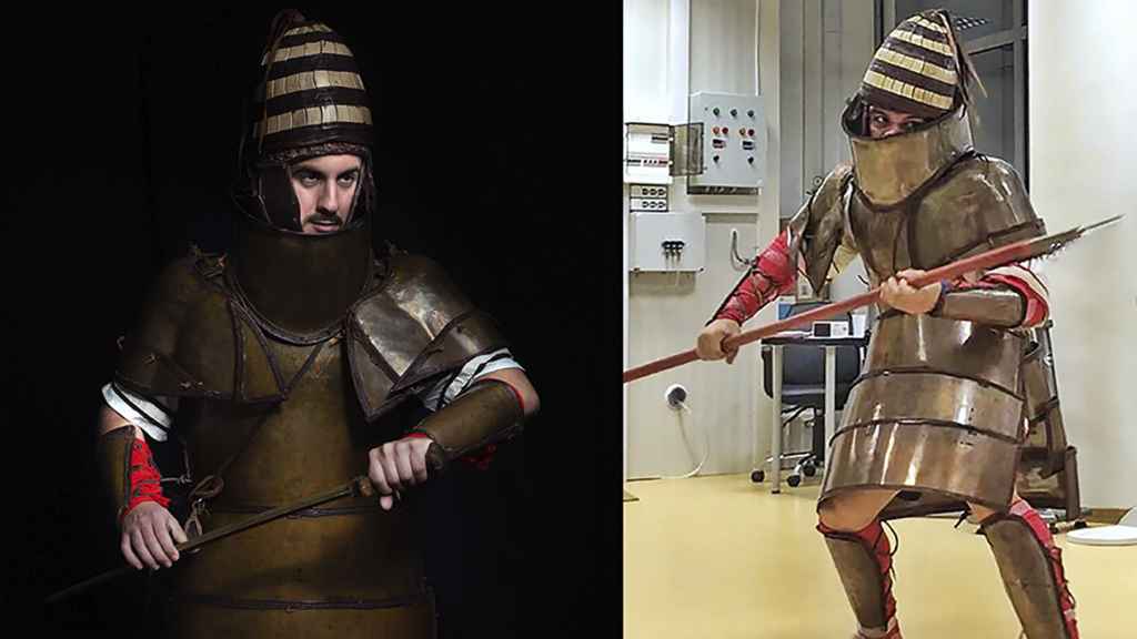 Marinos griegos en un combate simulado llevando una réplica de la armadura de Dendra.