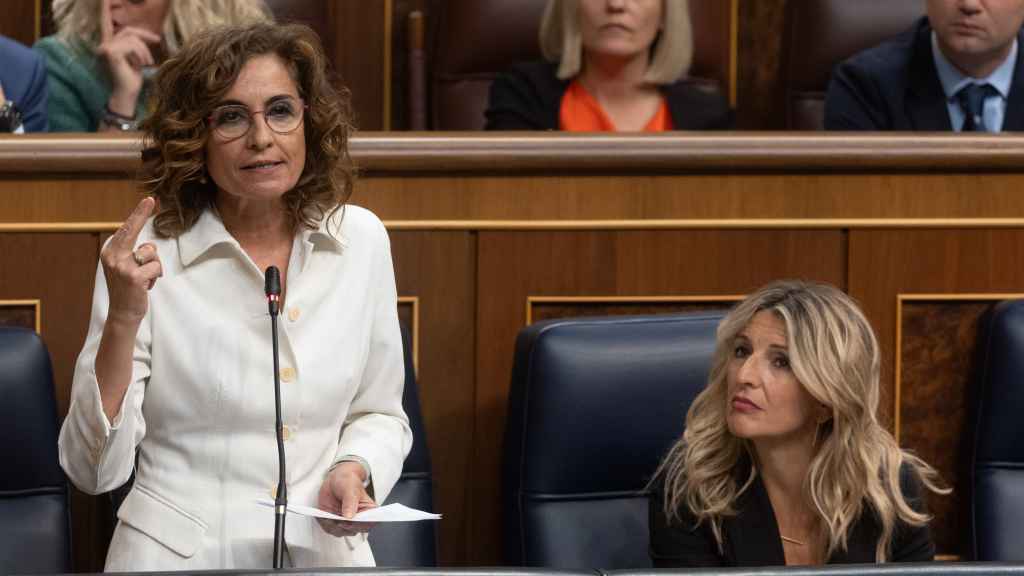 María Jesús Montero, vicepresidenta primera y ministra de Hacienda, y Yolanda Díaz, vicepresidenta segunda y ministra de Trabajo, en el Congreso.