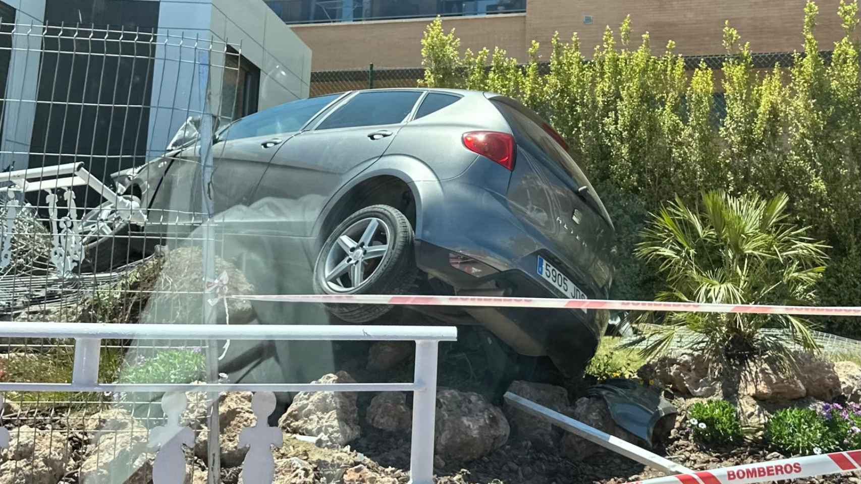 Un conductor ebrio estrella su vehículo contra la caseta de una promotora de viviendas en Torremolinos