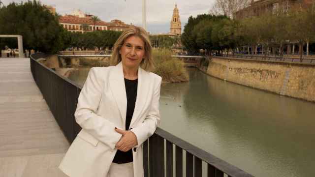 Maravillas Hernández López, nueva decana del Colegio de Abogados de la Región de Murcia, posando junto al río Segura.