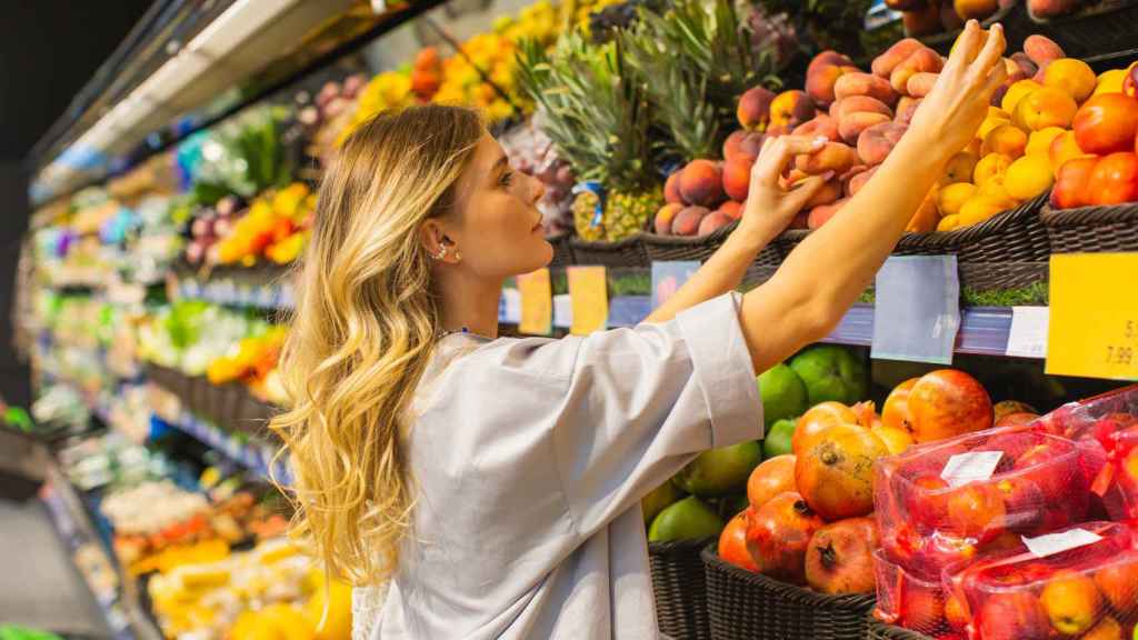 Mujer comprando fruta en el supermercado.