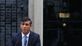El primer ministro británico Rishi Sunak pronuncia un discurso frente al número 10 de Downing Street.