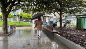 Una persona con paraguas en la Plaza de Pontevedra