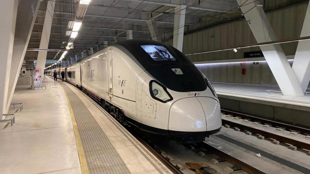 Un tren Avril en la estación de Urzaiz, en Vigo.