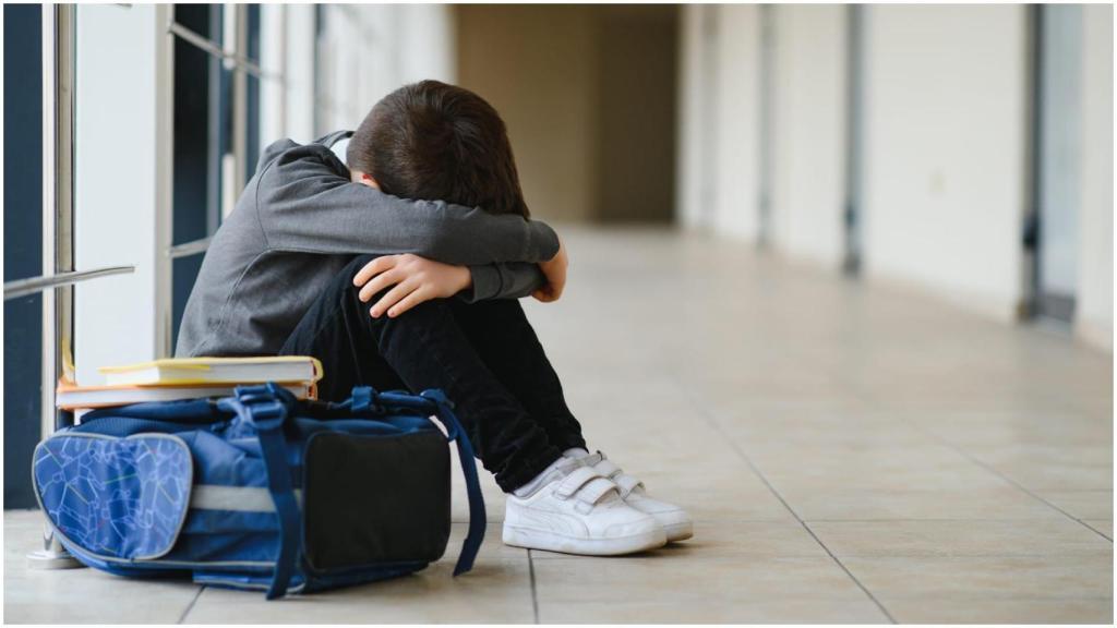 Un niño en el pasillo de un colegio