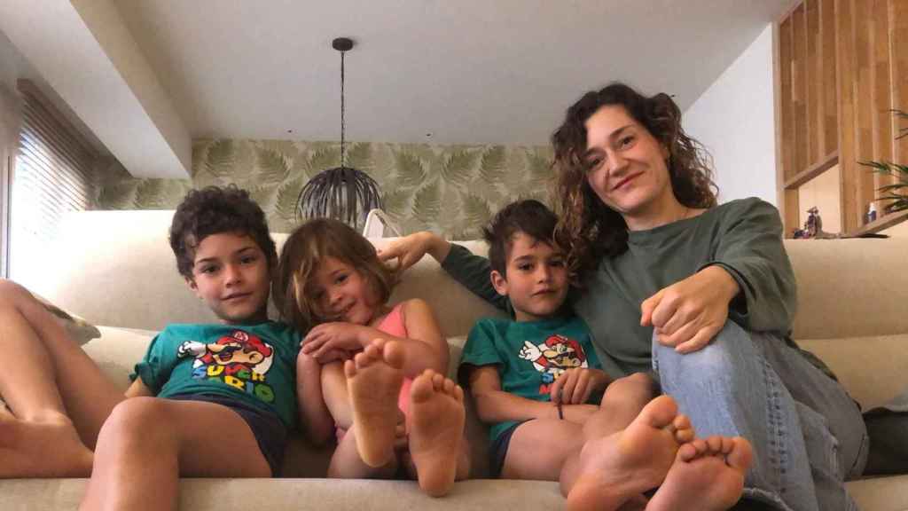 Carmen Díez y sus tres hijos, Leo, Álvaro y Sofía.