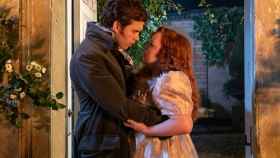 El trasfondo del primer beso de Colin y Penelope en 'Los Bridgerton': por qué es diferente en el libro