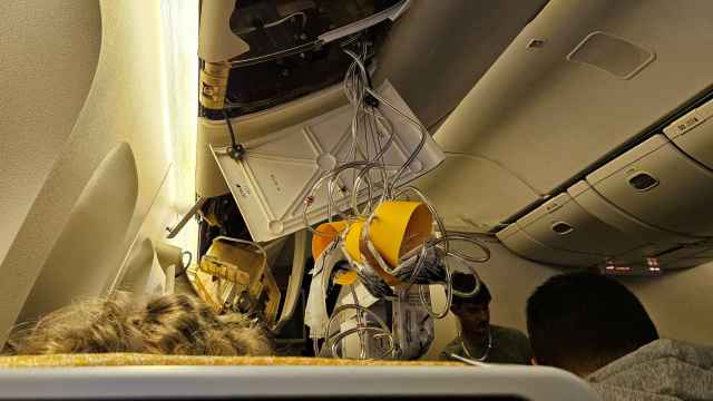 El interior del avión de Singapore Airlines tras el aterrizaje de emergencia en Bangkok.