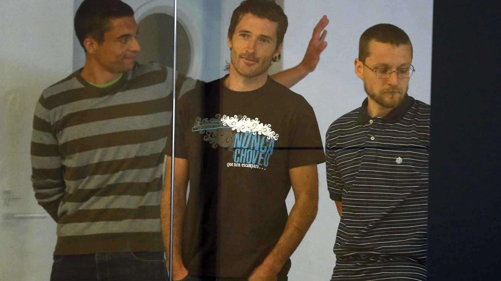 Eduardo Vigo, a la izquierda de la imagen, junto a Roberto Fialhega y Antón Santos durante el juicio en la Audiencia Nacional contra la supuesta organización terrorista Resistencia Galega.