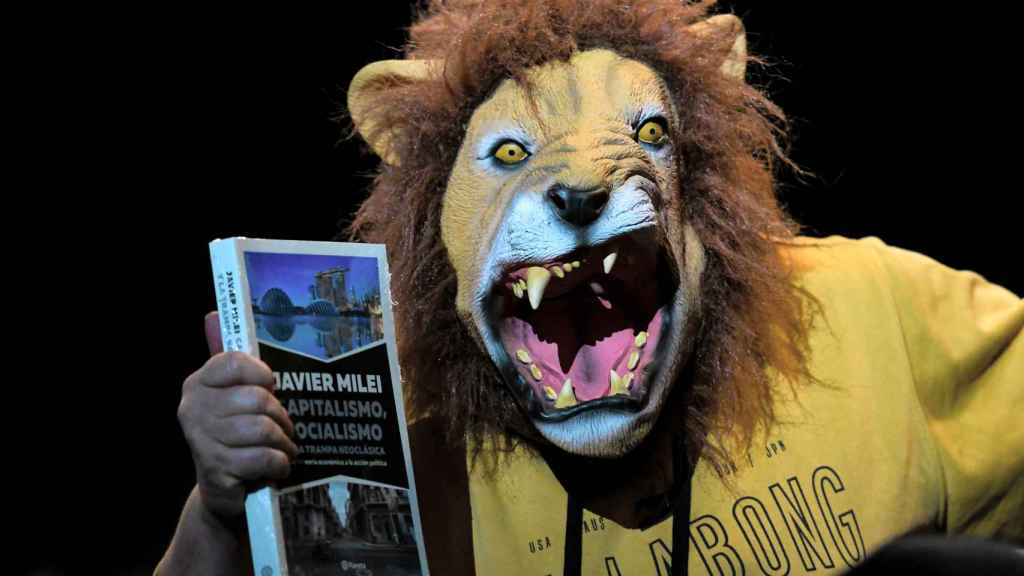 Un seguidor de Javier Milei con el nuevo libro del presidente argentino.