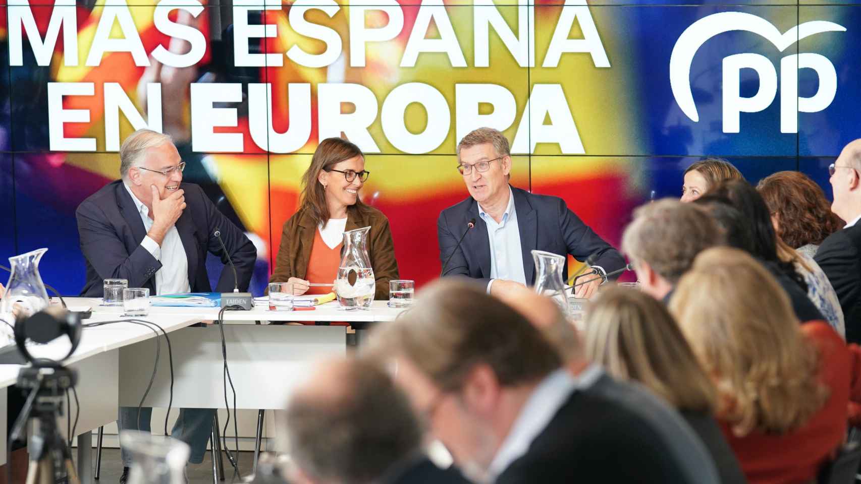 El líder del PP, Alberto Núñez Feijóo, junto a la vicesecretaria de Organización, Carmen Fúnez, y Esteban González Pons.