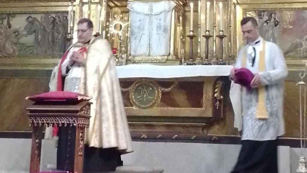 El falso obispo Pablo de Rojas oficiando misa junto al sacerdote Don José.