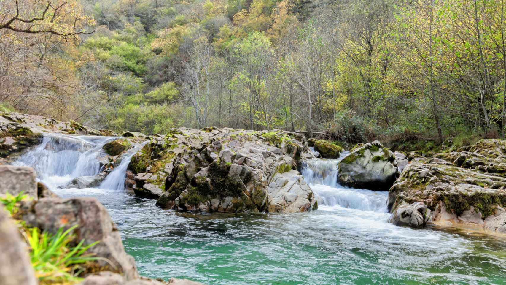 Tramo de cascada y agua en Asturias.
