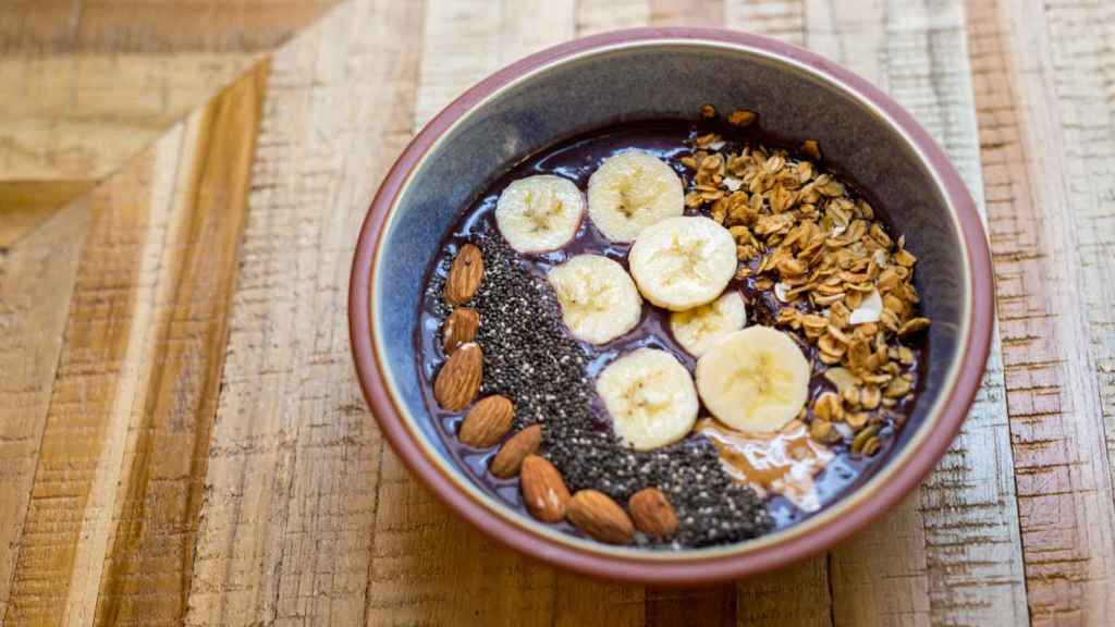 Imagen de un bowl con puré de açaí.