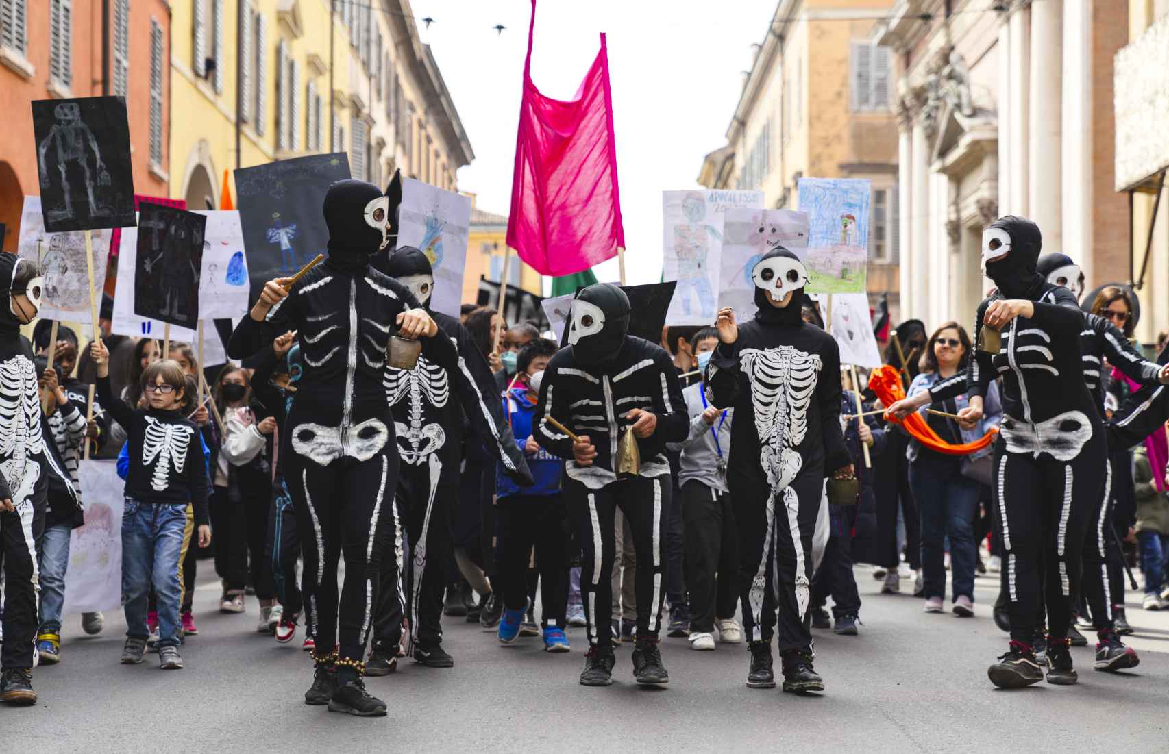 Jordi Colomer: 'Modena Parade / Corteo Modenese', 2022. Cortesía colección del artista, Barcelona
