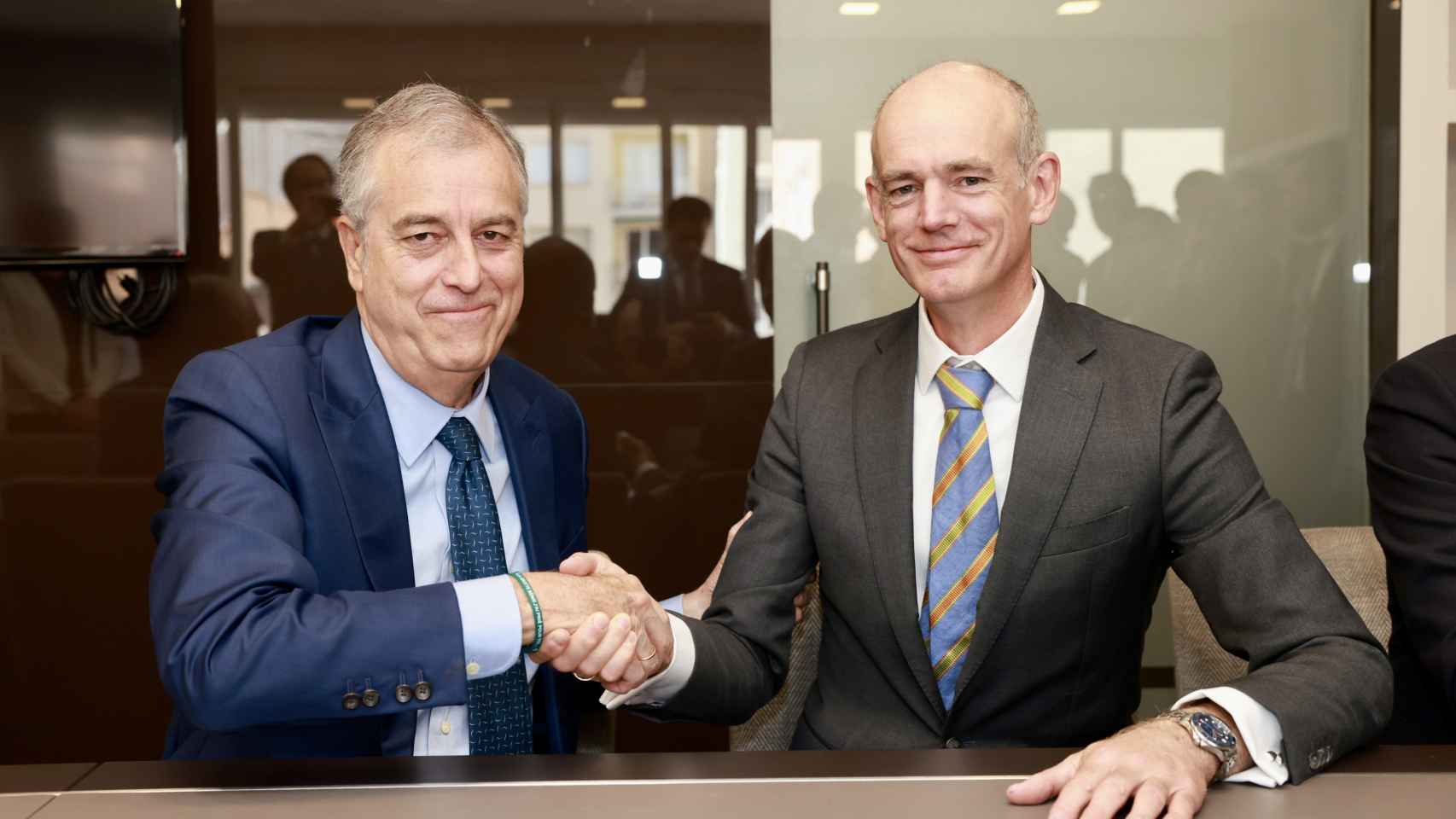 R.Martín de Bustamante y A. Smith tras la firma adquisición Enerfín por Statkraft.