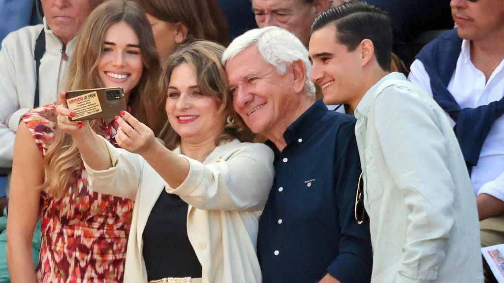 Ana Soria junto a sus padres y su hermano, haciéndose un selfie en Nimes, durante la corrida de toros de Ponce.
