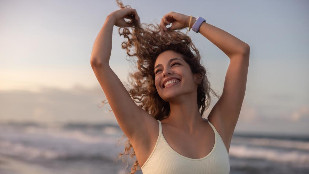 Mujer sonriente con el pelo al aire.