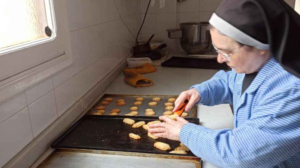 Una monja del monasterio preparando dulces.