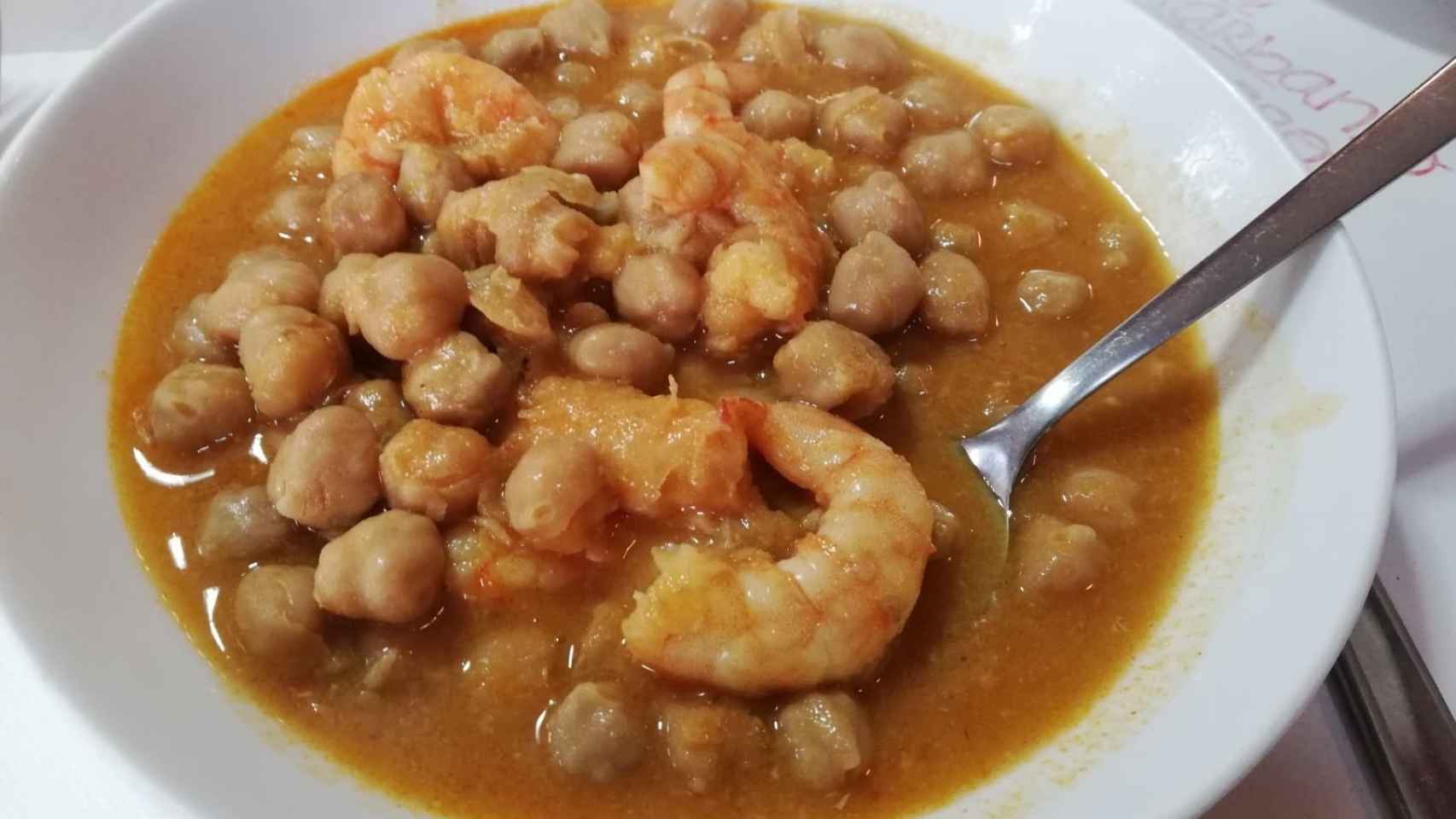 Plato de langostinos con garbanzos.