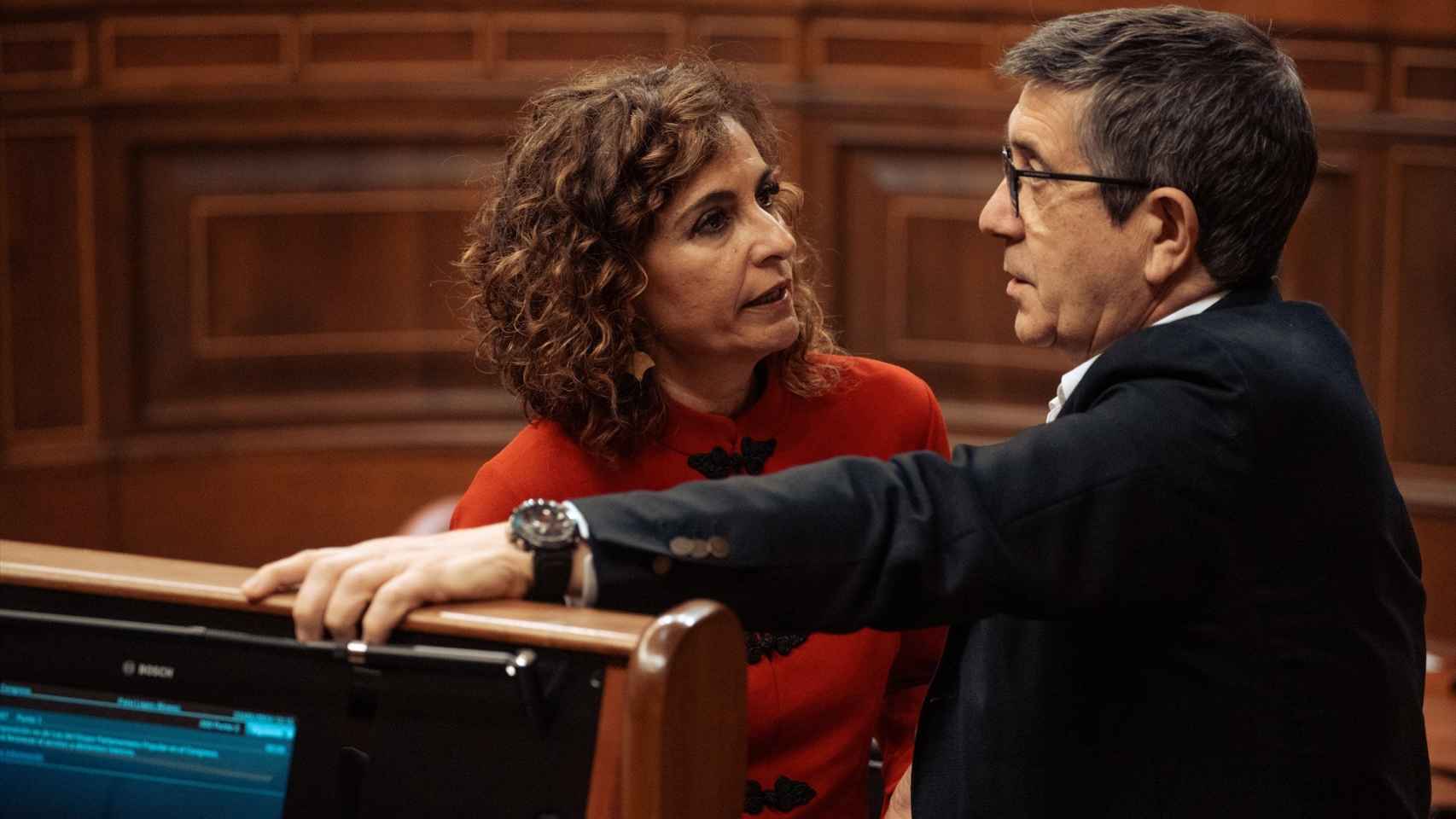 La ministra de Hacienda, María Jesús Montero, y Patxi López.