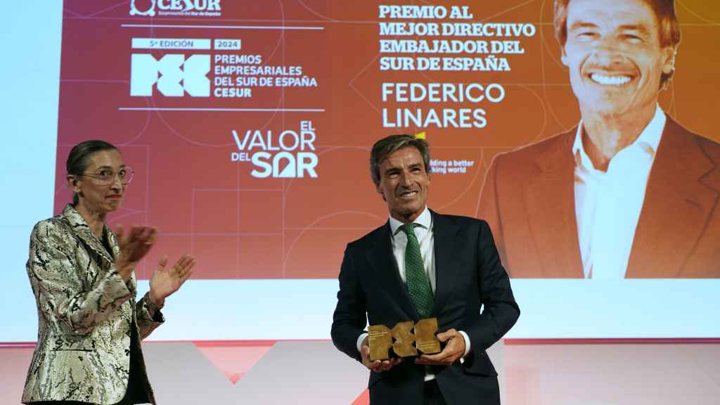 Federico Linares recibe el galardón como Mejor directivo Embajador del Sur de España.