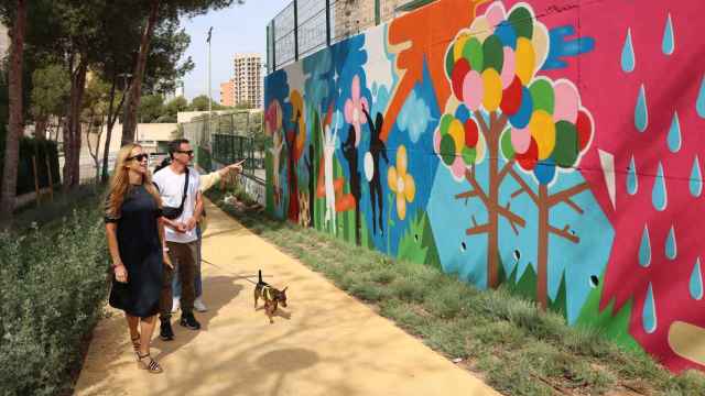 El artista benidormense Christian Cortés finaliza la decoración del mural del nuevo parque urbano