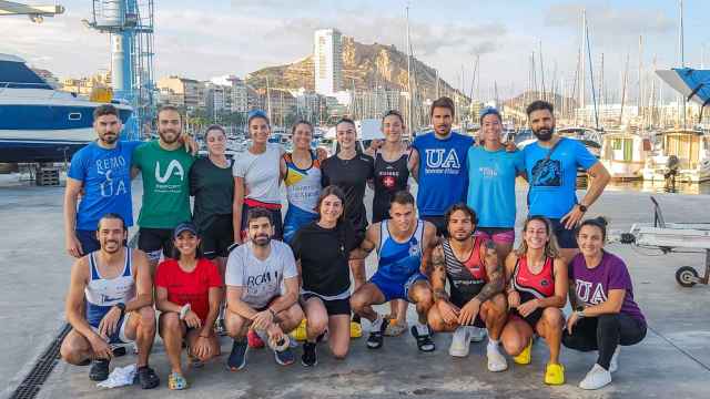 El equipo masculino y femenino de la UA en el Real Club de Regatas de Alicante en su último entrenamiento antes del Campeonato de España de Llaüt Mediterráneo.